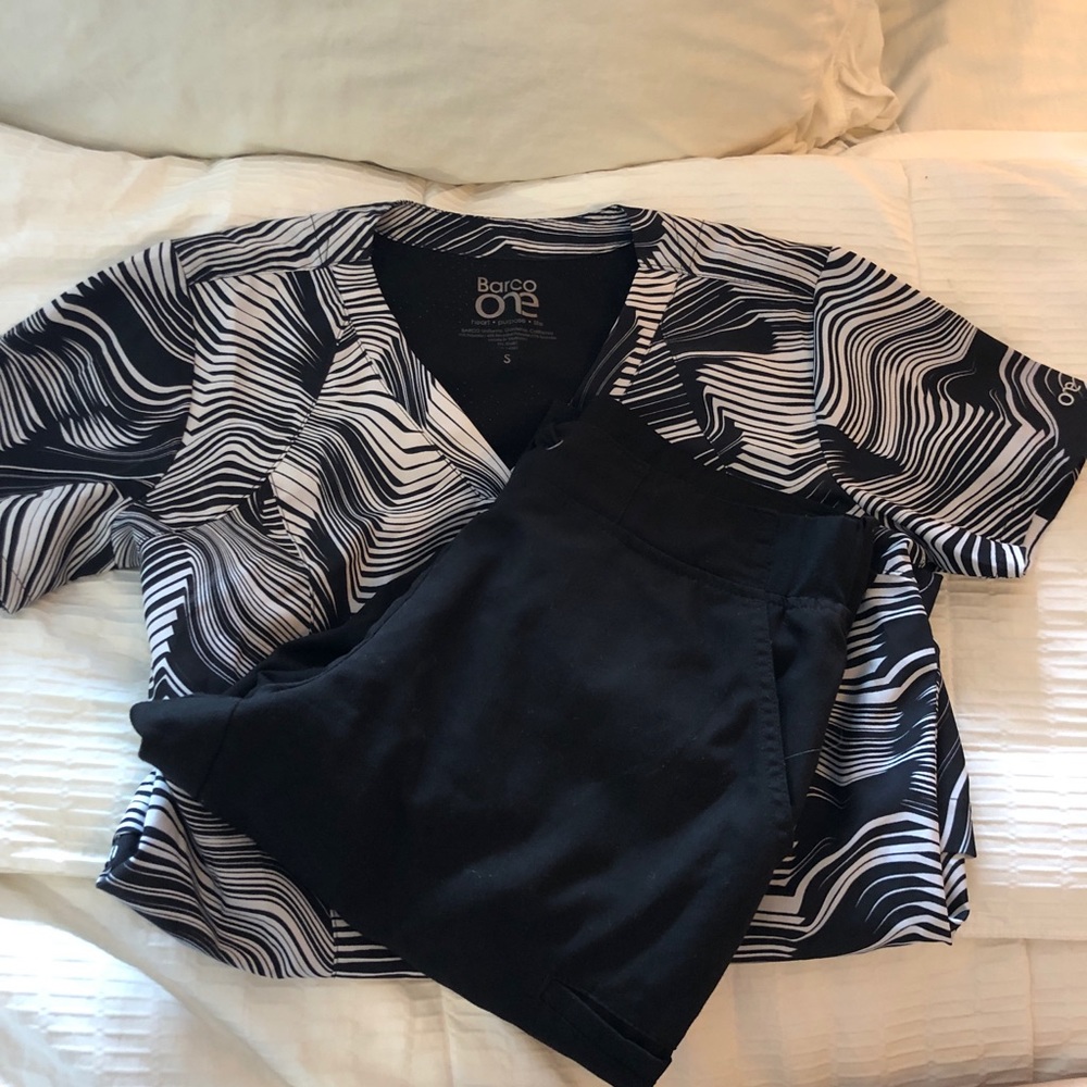 B&W scrub set